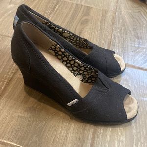Preowned women’s TOMS black wedges size 8